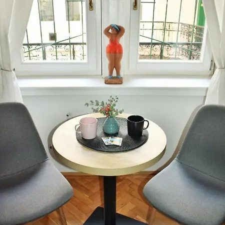 Daire Lovely Downtown In